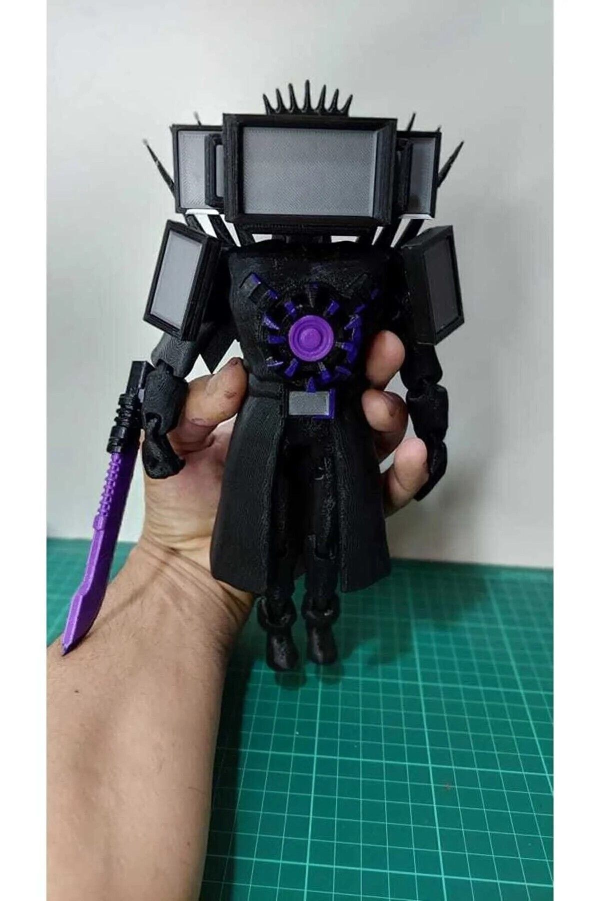 Skibidi Toilet Titan Tvman (17 CM)